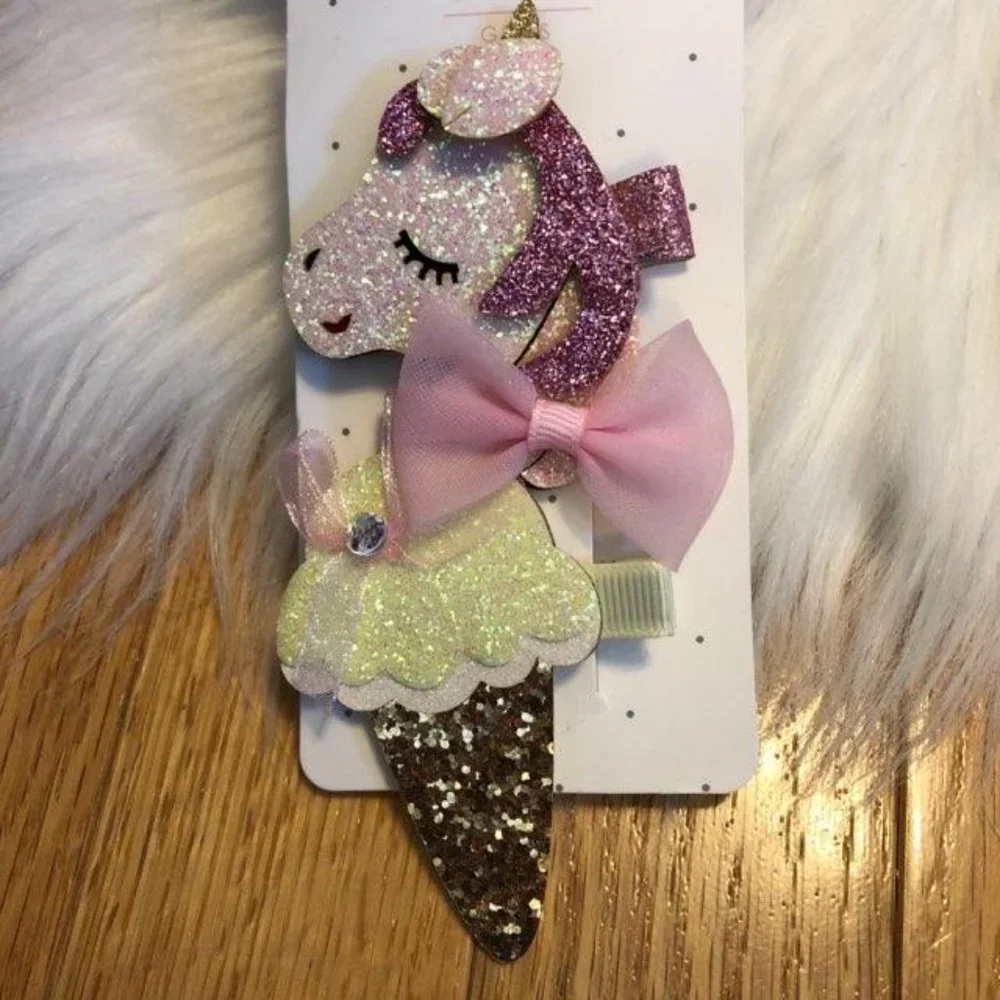 Aeropostale Girls 2 Pack Cozy Socks & 2 Hair Clips